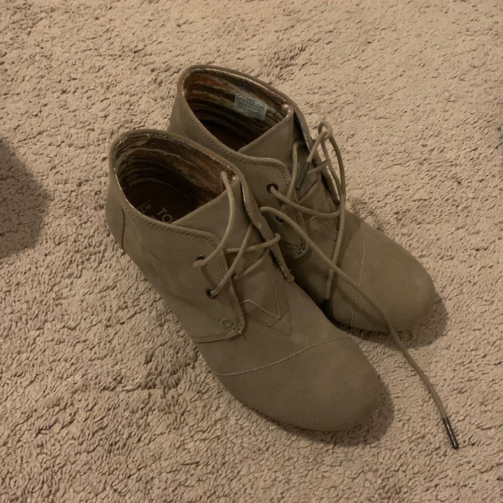 TOMS Womens 7 Desert Wedge Taupe Platform Suede Boot 10006257
